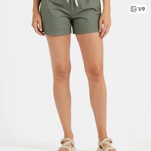 Vuori Olive Relaxed Shorts size Small